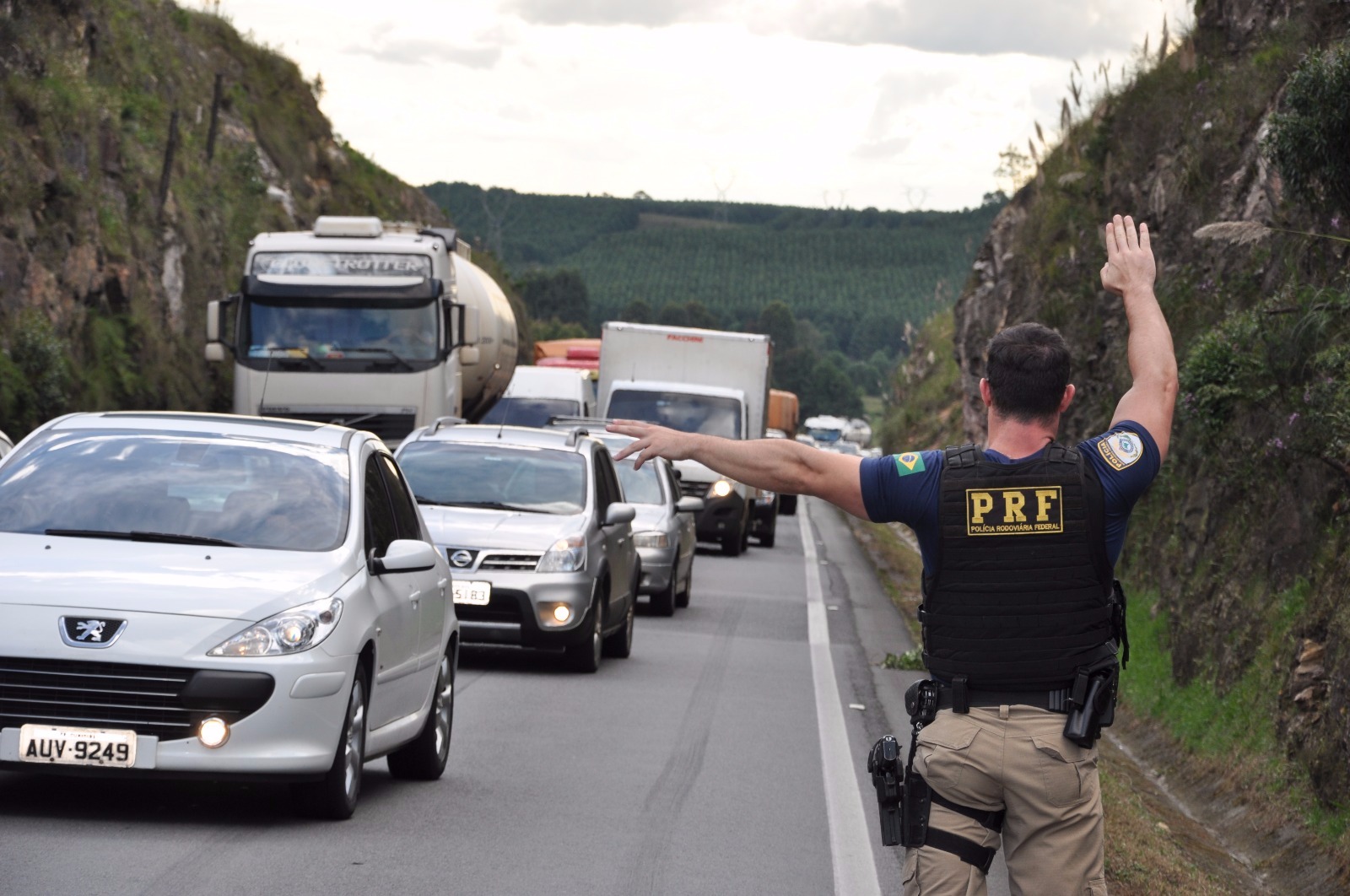 Ação conjunta orienta motoristas sobre saúde e segurança em posto da