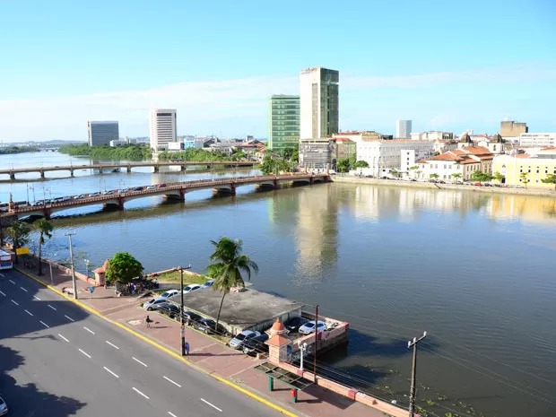 Polícia investiga corpo achado boiando no Rio Capibaribe no Recife