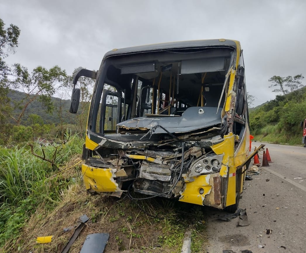 FOTOS MOSTRAM VEÍCULOS DESTRUÍDOS APÓS ACIDENTE NA BR 104 EM AGRESTINA