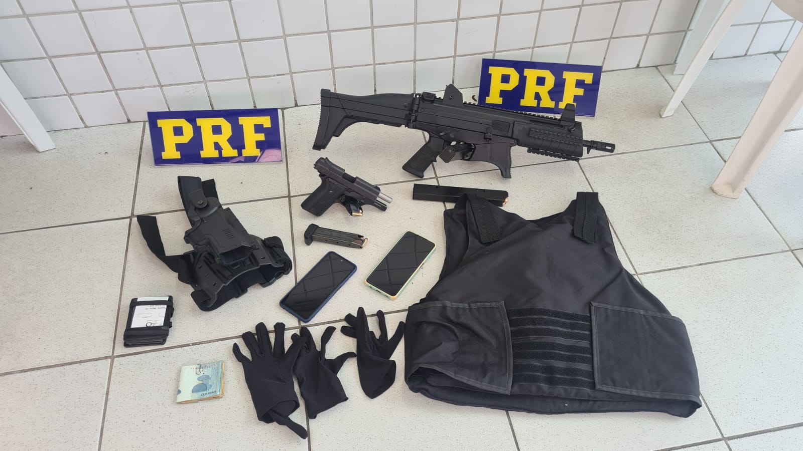 PRF prende foragido da prisão submetralhadora pistola e munições