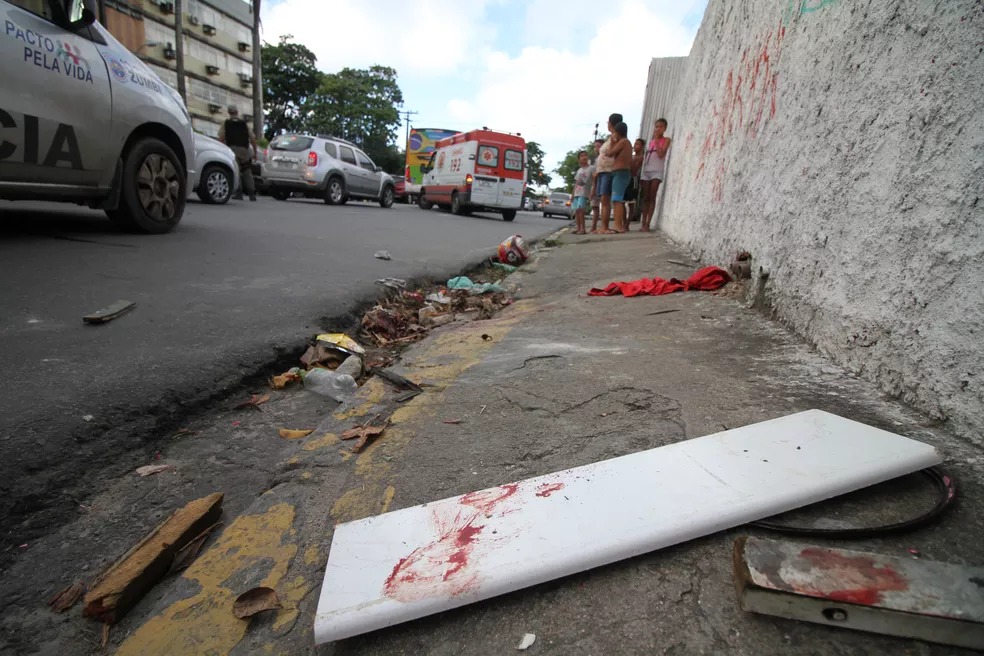 Torcedor do Santa Cruz morre após ser espancado a caminho do Arruda