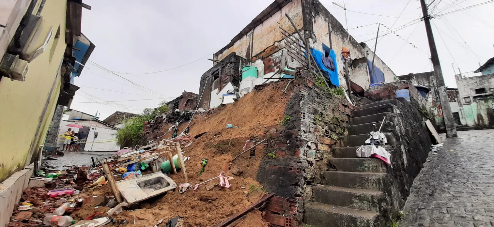 Fortes Chuvas Provocam Desabamento De Um Muro Em Casa Na Zona Norte Do