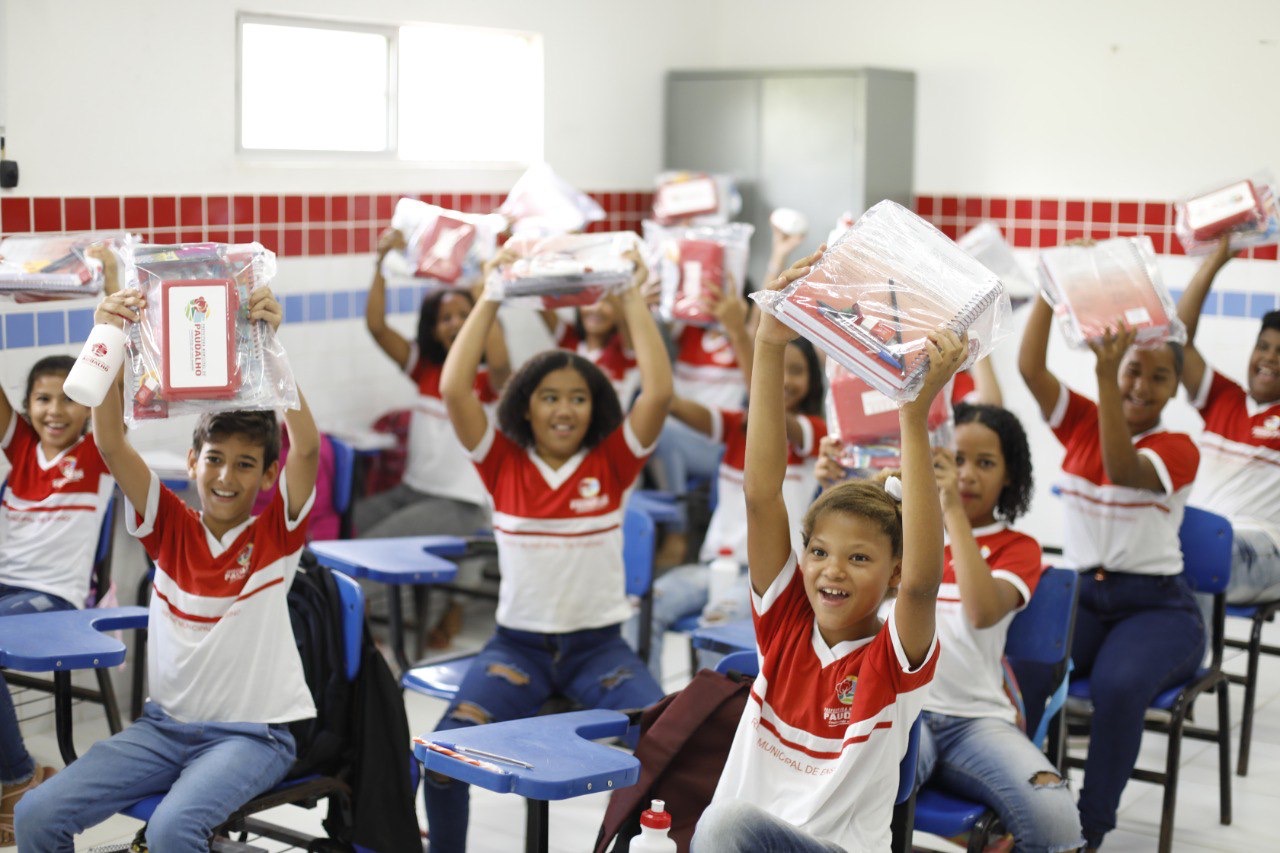 Prefeitura Do Paudalho Entrega Kits De Materiais Escolares Para A Rede