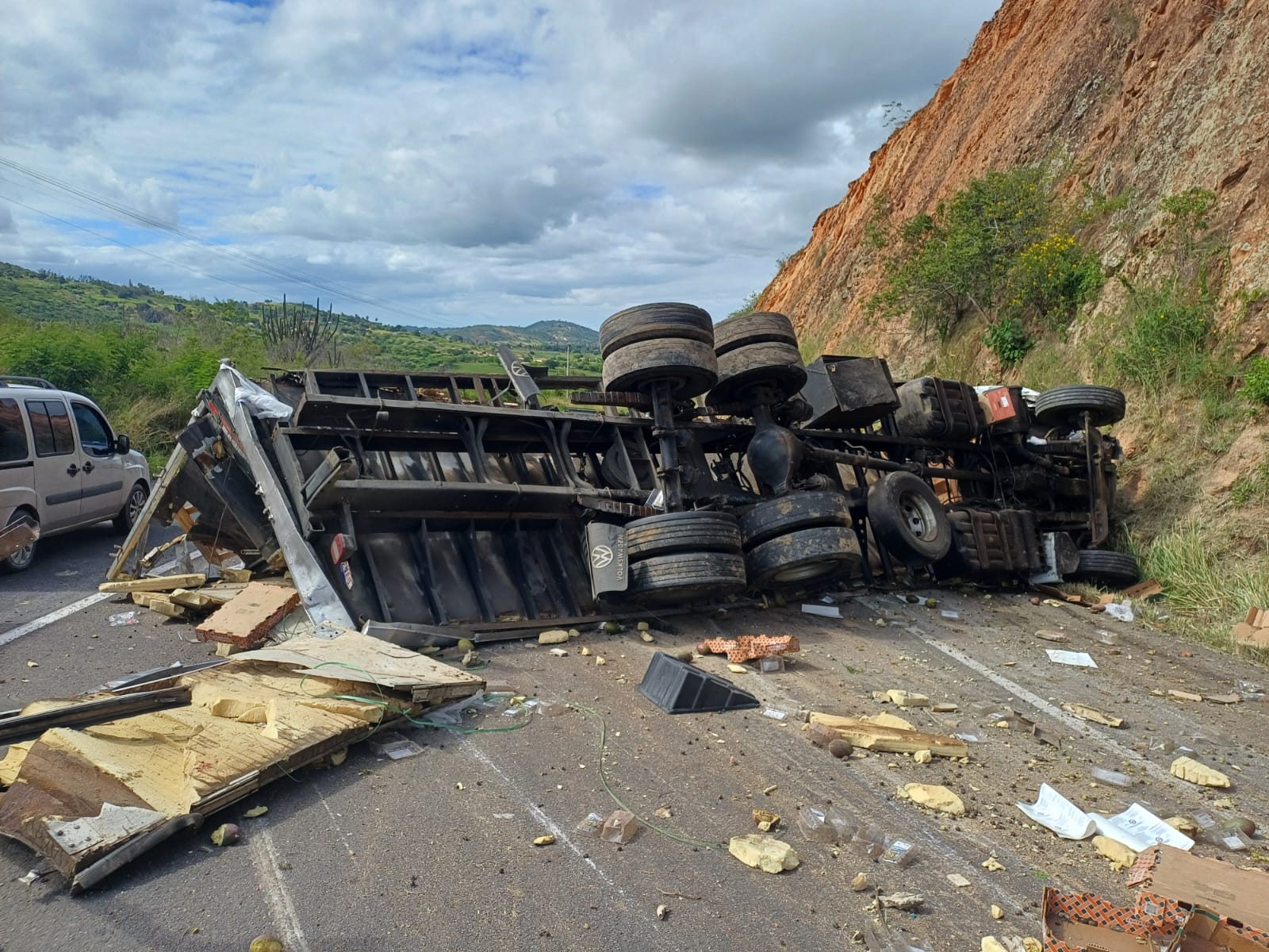 Caminh O De Carga Tomba Deixa Motorista Ferido E Dificulta Tr Nsito Na