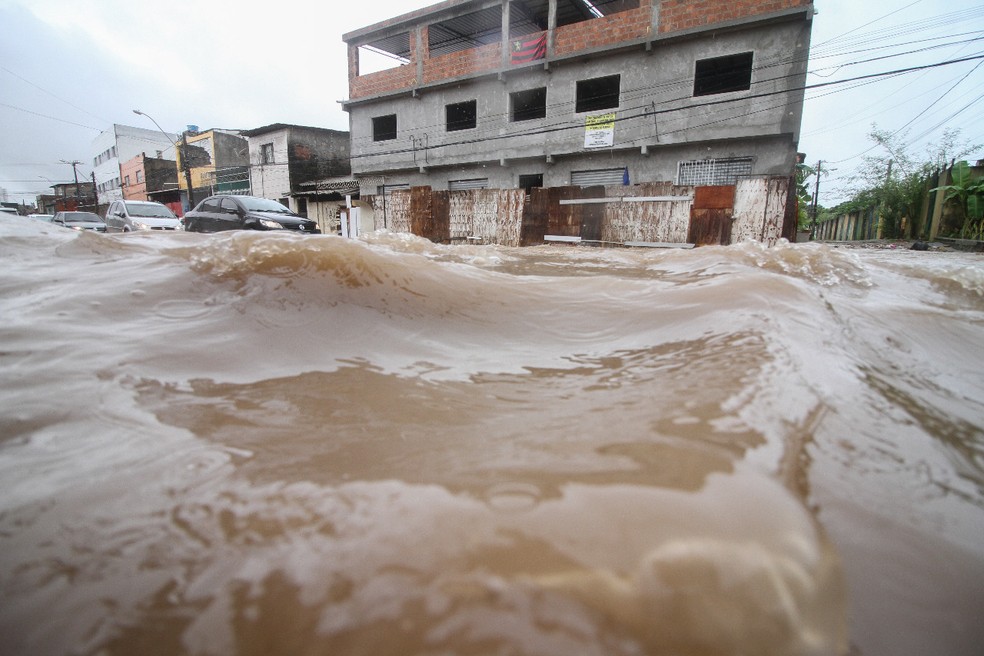 Fortes chuvas em Pernambuco causam alagamento e deixam população em alerta