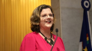 Teresa Leitão aborda direito de pessoas com deficiência em guia