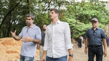 João Campos visita obra de urbanização da Vila Vintém que integra o Parque Capibaribe 