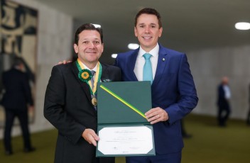 Geraldo Júlio recebe a maior condecoração da Câmara dos Deputados