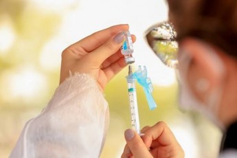 Recife inicia vacinação contra covid-19 para bebês de 6 meses a 2 anos com comorbidades neste sábado (12)