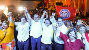 Sileno anuncia pré-candidatura para multidão no Recife