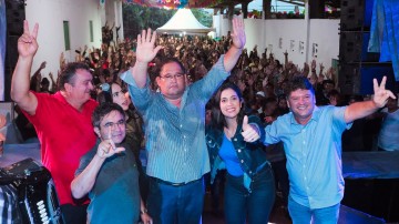 Ex-prefeito de São Vicente Férrer apresenta Iza Arruda e Sileno Guedes para multidão