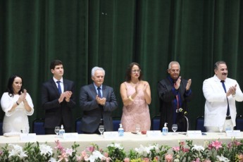 Governador falta diplomação e Teresa Leitão recebe vaias