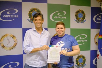 Daniel Coelho assina carta compromisso no CREF12/PE