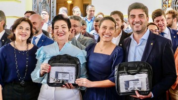 Kaio Maniçoba e prefeita Rorró Maniçoba recebem novos ônibus escolares para Floresta em cerimônia no Palácio do Campo das Princesas