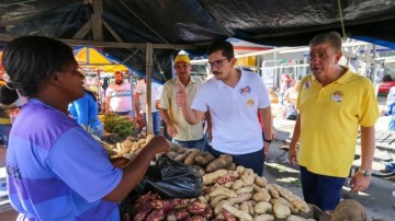 Eriberto Filho realiza visita a feirantes em Timbaúba