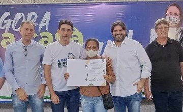 Vinicius Labanca e Silvio Costa Filho entregam 320 títulos de posse de casa em São Lourenço da Mata