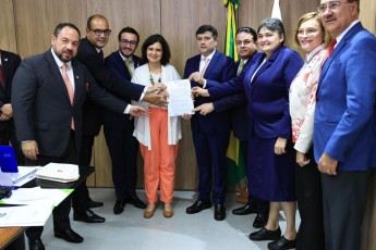 Deputados Eduardo e Lula da Fonte, junto com o deputado Adalto Santos, se reúnem com a Ministra da Saúde