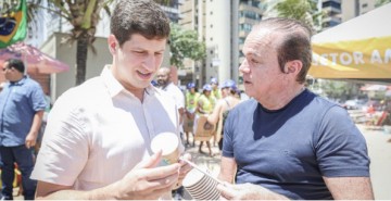 Prefeito João Campos acompanha retorno do projeto Praia Limpa 