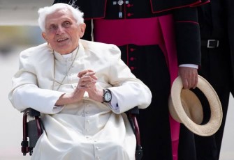 Papa Franscisco pede orações para  Bento XVI 