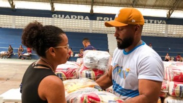 Gêneros alimentícios são distribuídos para famílias afetadas pelas chuvas em Paulista