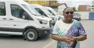 Prefeita Judite Botafogo entrega três vans escolares para alunos da rede municipal de Lagoa do Carro