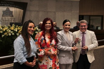 Luciano Duque entrega o Prêmio Prefeitura Amiga das Mulheres 2023 à Márcia Conrado