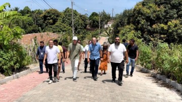 Mano Medeiros realiza vistoria em obras de pavimentação na Muribeca, em Jaboatão