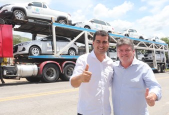 Sileno acompanha entrega de 17 veículos zero quilômetro para serviços públicos de Panelas