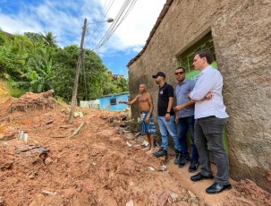 Miguel Coelho visita comunidades impactadas por deslizamentos