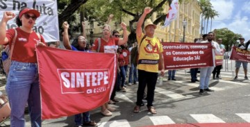 Professores concursados da Educação fazem protesto no Palácio Campo das Princesas
