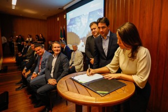 Ao lado do Ministro Silvio Costa Filho, Raquel Lyra anuncia investimento de R$ 1,6 bilhão para instalação de terminal de contêineres em Suape