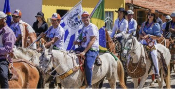 Jarbas Filho participa da Festa de Santo Antônio e faz entrega de ambulância no município de Betânia 