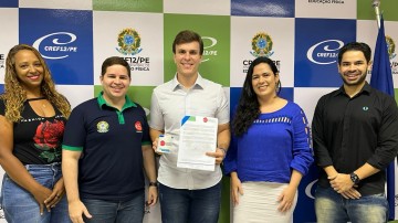Miguel Coelho assina Carta-Compromisso em visita à sede do CREF12/PE