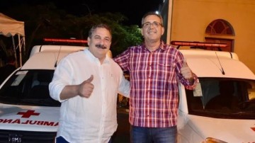 Eriberto Medeiros e prefeito de Jurema entregam duas ambulâncias 0 km ao município