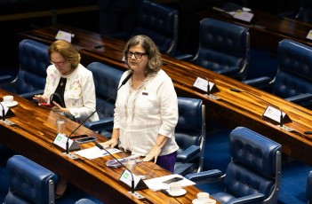 No Senado, Teresa Leitão comemora aniversário do PT