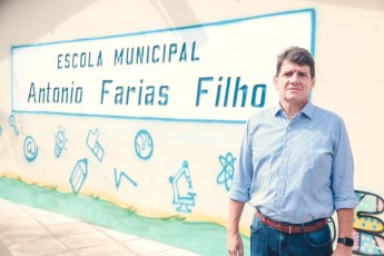 Alcides Cardoso diz que gestão João Campos só tem 4% dos kits escolares do ano letivo de 2024 e que atraso é falha grave da gestão