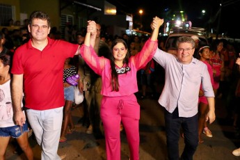 Luciano Duque e Marcelo Gouveia participam do Bloco da Barbie, ao lado da pré-candidata a prefeitura de Itambé, Manuella Mattos