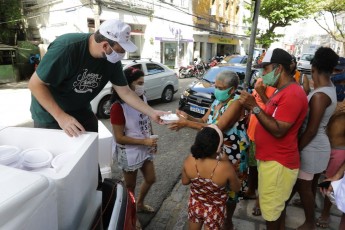 Governo do estado distribui refeições para pessoas em situação de vulnerabilidade social