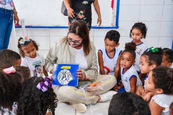 Rio Formoso: Prefeita Isabel Hacker entrega mais uma remessa de kits de material escolar pra alunos de escolas municipais 