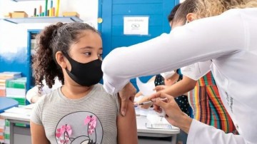Crianças de 4 anos recebem vacina conta Covid-19 em Vitória