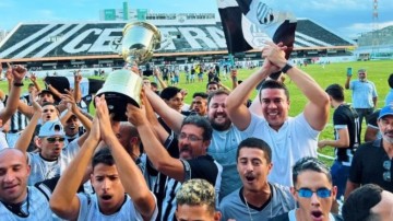 Rodrigo Pinheiro anuncia patrocínio ao Central e entrega taça ao time
