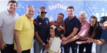 Deputado Antonio Coelho comemora a entrega de títulos definitivos para famílias de Dormentes e Lagoa Grande