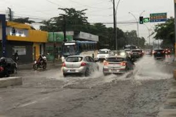 Noite de chuvas causa transtornos no Grande Recife 