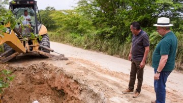 Prefeito de Gravatá vistoria serviço de recuperação de bueiros na região de Cotunguba