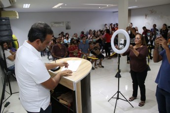 Ao lado de Servidores municipais, Prefeito Ricardo Ramos Assina Projeto de Liberação do Precatórios em Sessão Extraordinária na Câmara de Ouricuri