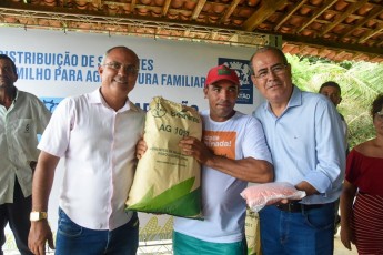 Prefeito Mano Medeiros fortalece agricultura do Jaboatão com distribuição de sementes de milho