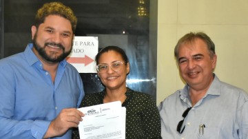 Prefeitura de Itapissuma entrega duas PL para pagar até R$ 300 para alunos e 14° salário dos professores