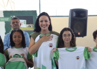 Prefeirta Márcia Conrado entrega mais 1,2 fardamentos escolares para alunos da rede municipal de Serra Talhada 