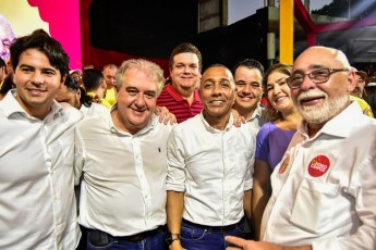 Augusto Coutinho marca presença na convenção da Frente Popular