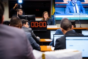 Marília Arraes coordena primeira reunião da Comissão Externa na Câmara dos Deputados